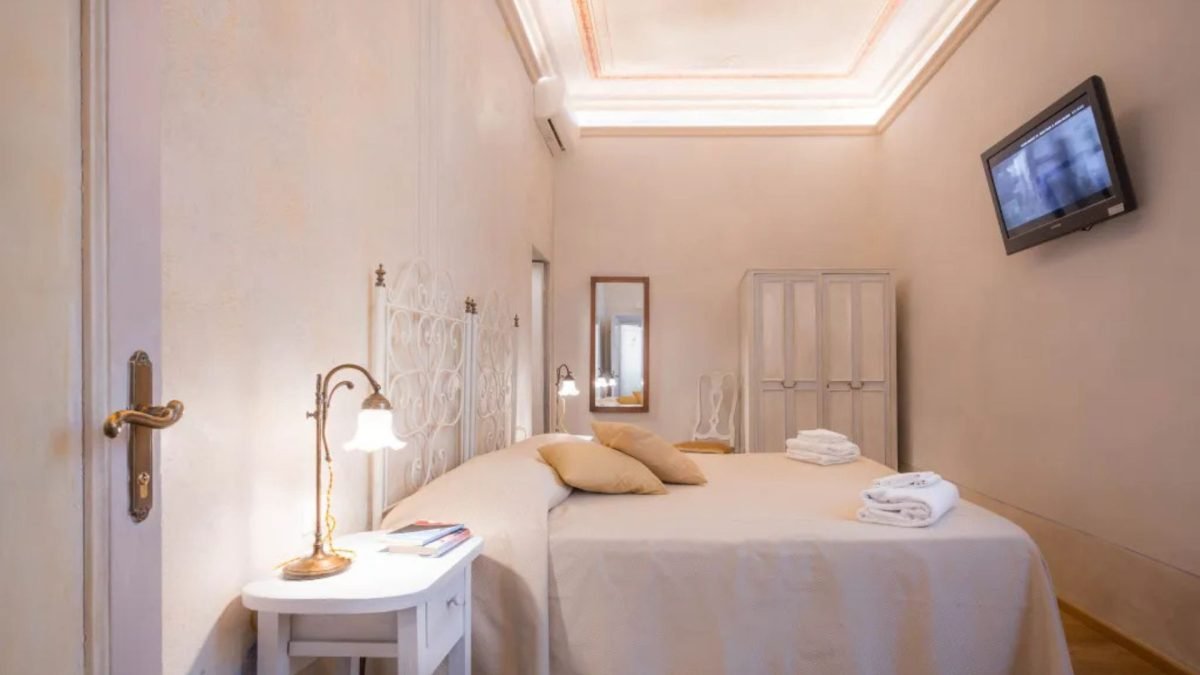 camera chiara con soffitto affrescato