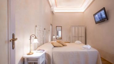 camera chiara con soffitto affrescato
