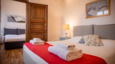 letto in primo piano con set asciugamani