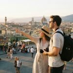 coppia su un piazzale di Firenze