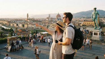 coppia su un piazzale di Firenze